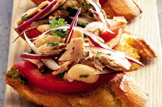 10-minute tuna-bean toasts
