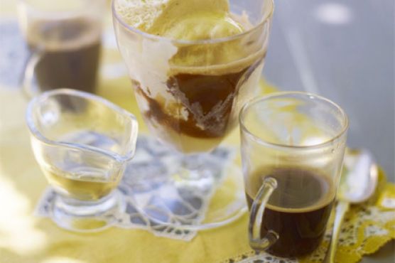 Affogato al caffè (Vanilla ice cream & coffee)