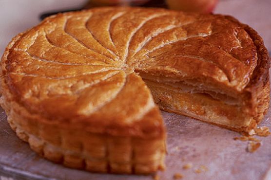 Apricot gâteau Pithiviers