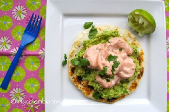 Arepa con Guacamole y Camarones (Arepa with Guacamole and Shrimp)