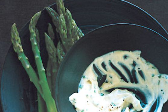 Asparagus with Roasted-Garlic Aïoli