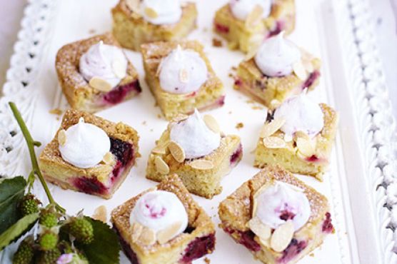 Blackberry & apple mallow traybake