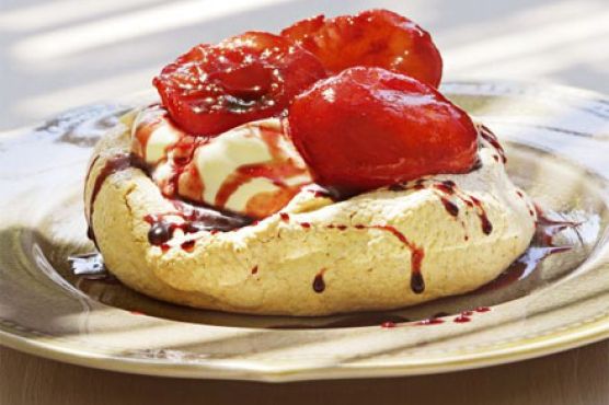 Brown sugar meringues with red wine plums