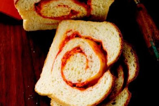 Cheddar-Sriracha Swirl Bread