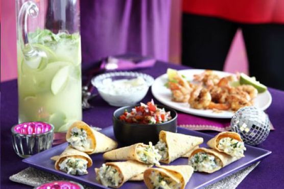 Cheese & jalapeno bites with salsa & mojitos