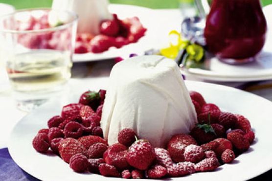 Cheesecake bombe with summer fruits