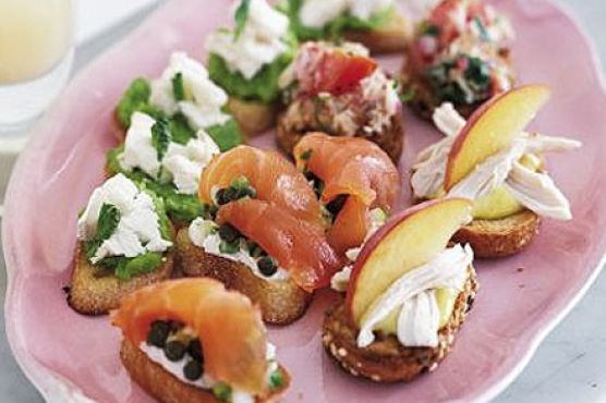 Classic smoked salmon crostini