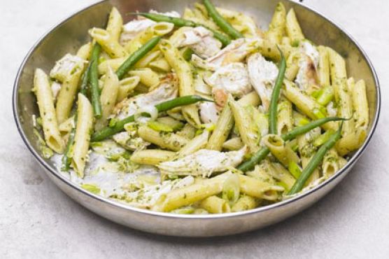 Creamy chicken & green bean pesto pasta