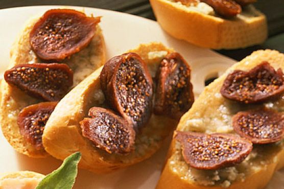 Crostini with Honey, Gorgonzola, and Figs