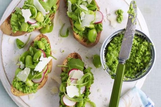 Crostini with pea purée, rocket & broad beans