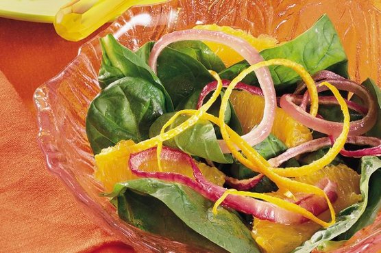 Fresh Spinach, Orange and Red Onion Salad