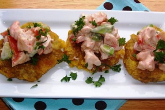 FRIED GREEN PLANTAIN WITH SHRIMP AND AVOCADO
