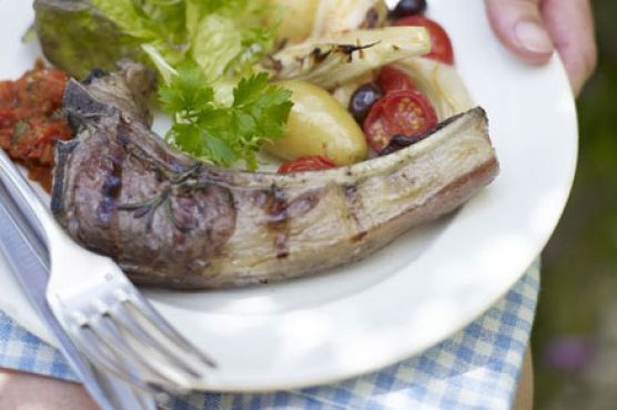 Lamb chops with red pepper & mint salsa