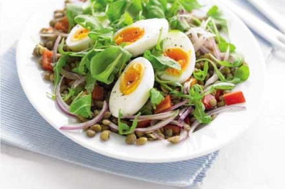 Lentil & red pepper salad with a soft egg
