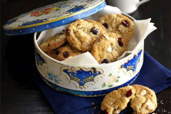 Macadamia & cranberry American cookies