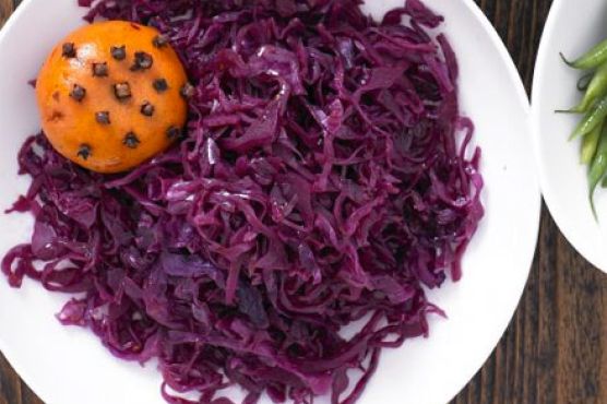 Mulled red cabbage with clementines