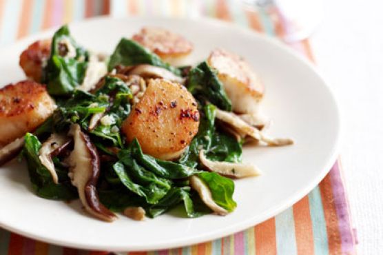 Pan-Seared Scallops with Spinach-Mushroom Saute