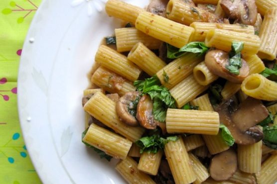 Pasta con Champiñones (Pasta with Mushroom Sauce)