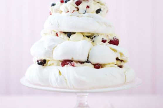 Pavlova cake with berries & cream
