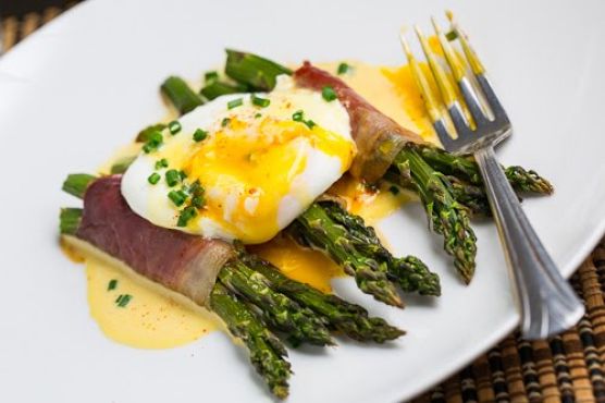 Prosciutto Wrapped Asparagus with Poached Egg and Hollandaise Sauce