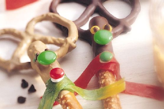 Reindeer Chocolate-Coated Pretzel Rods