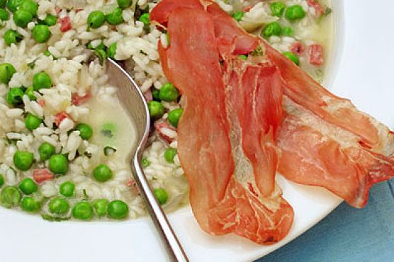 Risi e Bisi with Baked Prosciutto Chips