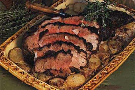 Roast Leg of Lamb with Potatoes and Onions