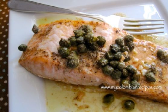 Salmón con Salsa de Alcaparras (Salmon with Capers Sauce)