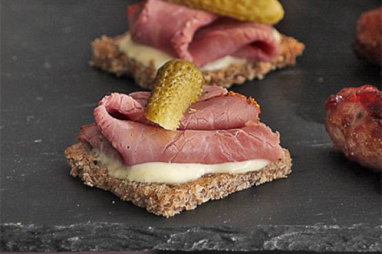Salt beef on rye bread with mustard sauce