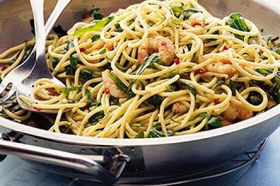 Spaghetti with prawns, chilli & rocket