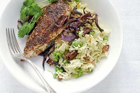 Spiced chicken with rice & crisp red onions