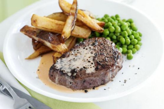 Steak, chips & quick pepper sauce
