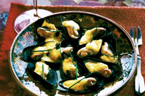 Steamed Mussels with Lemon-Saffron Sauce