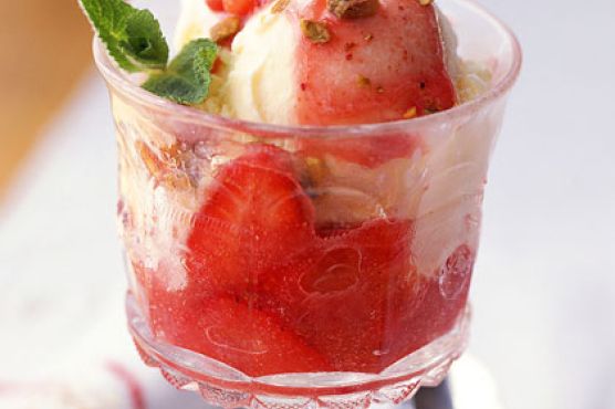 Strawberries Romanoff Sundaes