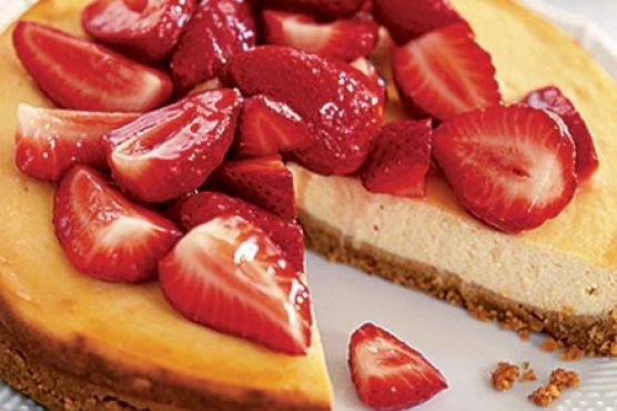 Tangy cheesecake with strawberries