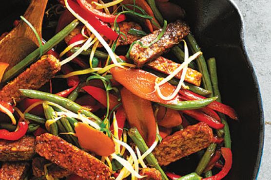 Tempeh and Green Bean Stir-Fry with Peanut Sauce